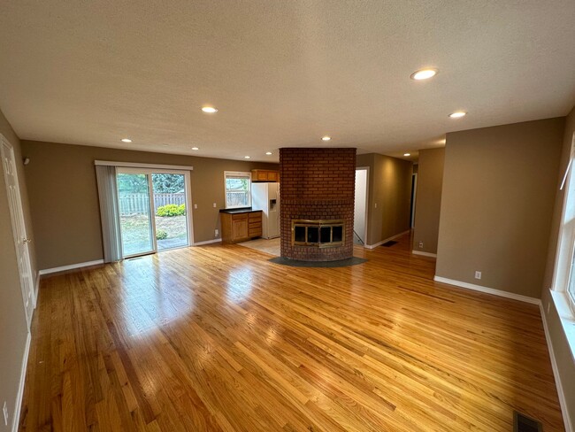 Building Photo - **PENDING** Perfect 4 Bed 2 Bath w/ Finish...