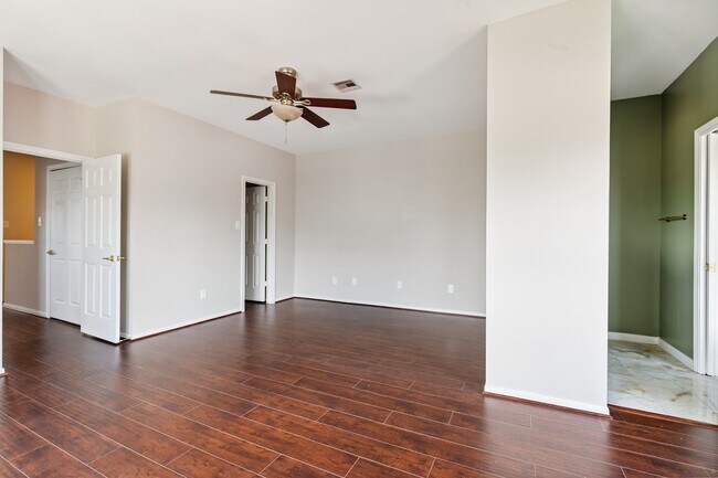 Building Photo - 601 Sandman St