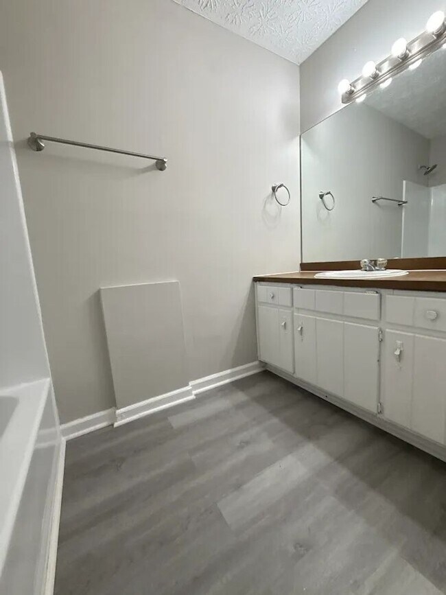 Building Photo - 2870 Lakemont Dr SW