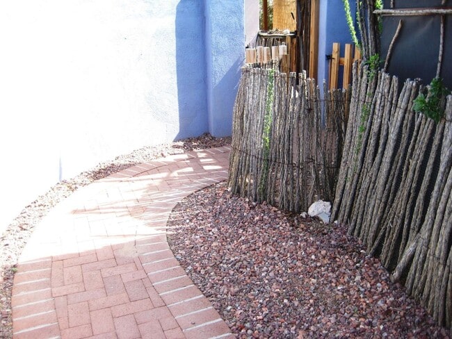 Building Photo - Studio, 1 bath, shared pool! All Utilities Included!