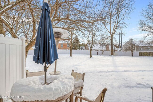 Building Photo - 33 S Pointe Cir