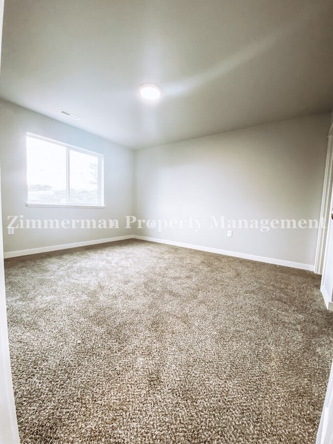 Building Photo - 3 Bedroom 2.5 Bathroom Townhome!