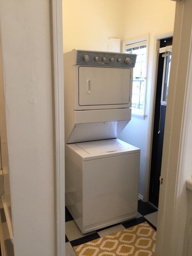 Washer/dryer - 1054 Masselin Ave