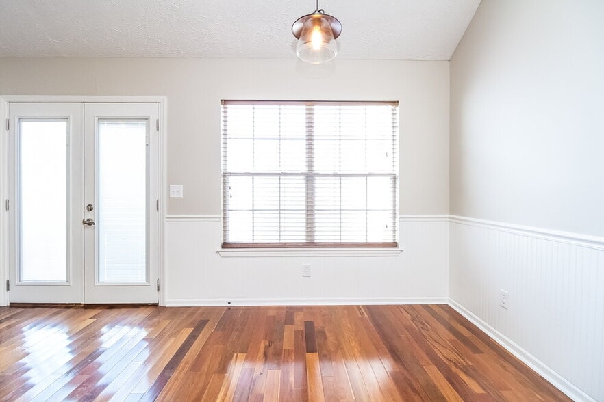 Building Photo - 494 Forest Ridge Dr