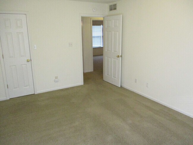 Building Photo - 1725-1727-1727 Louise Cir