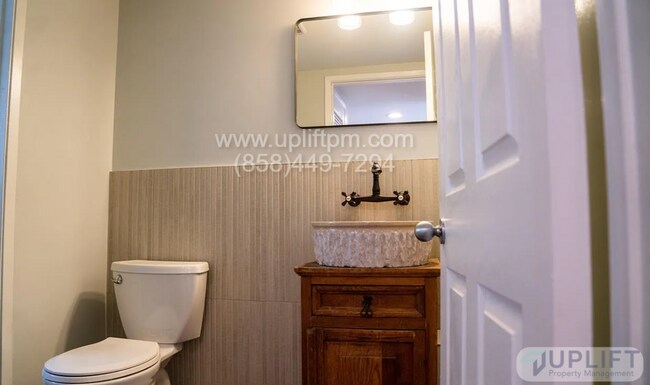 Building Photo - Spacious Townhome Just Minutes from the Be...