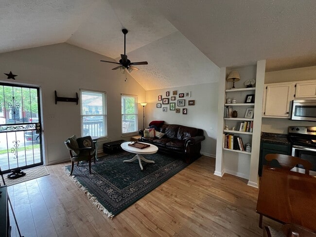 Building Photo - FURNISHED 2-BED w/OFFICE IN SHELBY PARK