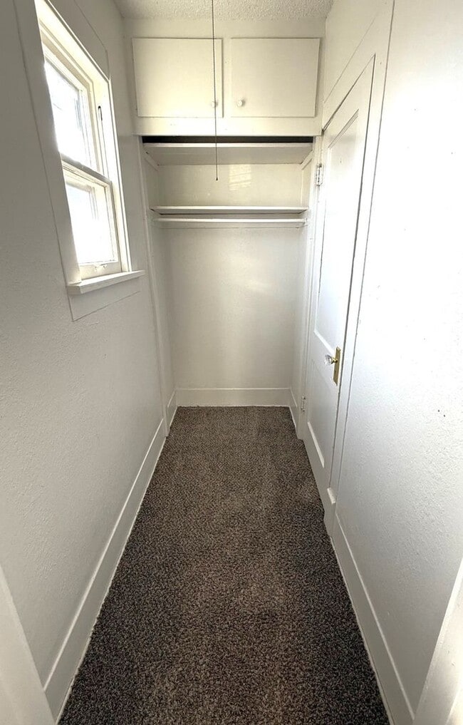 Building Photo - Adorable 1 Bedroom