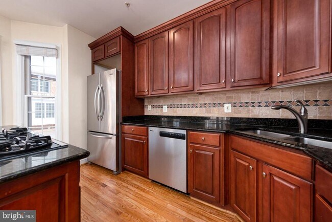 Building Photo - 1308 McLean Crest Ct