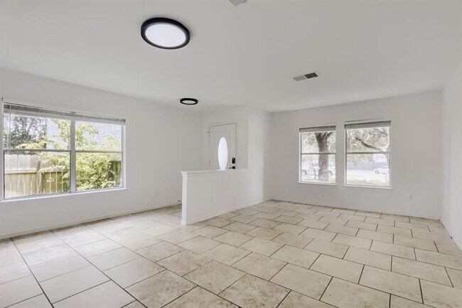 Building Photo - 512 Woodford Dr