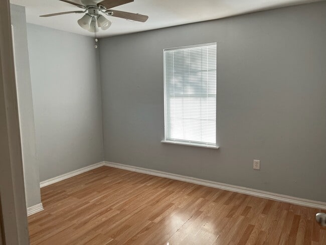 Building Photo - 8826 Crestview Dr
