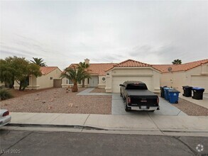 Building Photo - 2725 Pinewood Ave