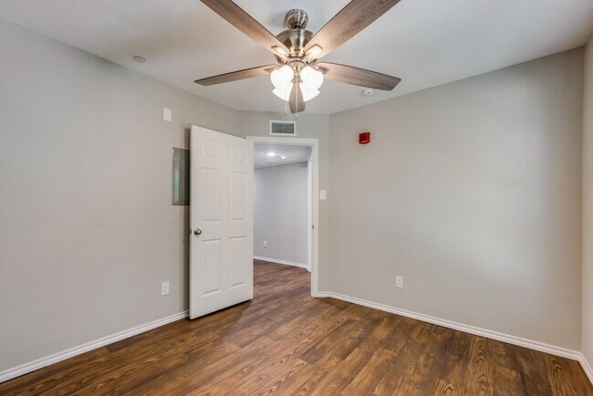 Building Photo - Stylish Upstairs Corner Unit Near Lake Ray...