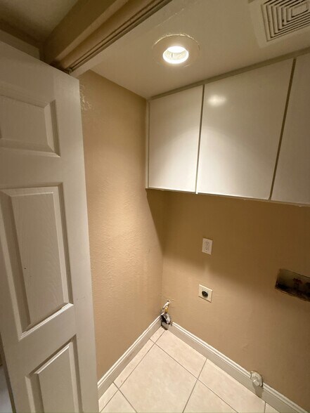 Washing machine and dryer hooks up - 1570 Deer Run Ln