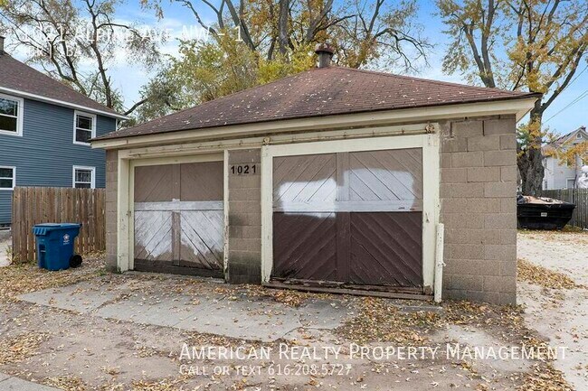 Building Photo - 1021 Alpine Ave NW