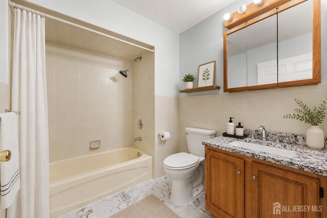 Building Photo - 230 Vasser Dr