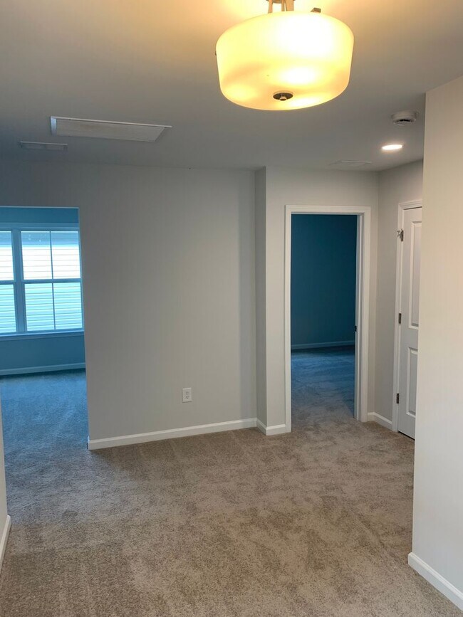 Building Photo - Modern Living in Windsor Hill