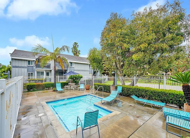 Building Photo - Cool Sunset Beach pad Only 5 min Walk from...