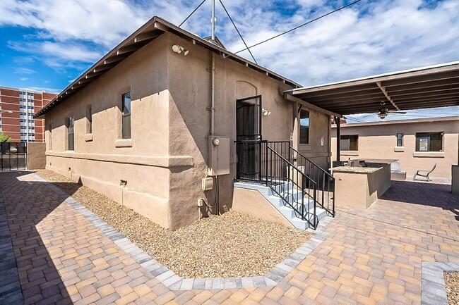 Building Photo - 928 E 6th St