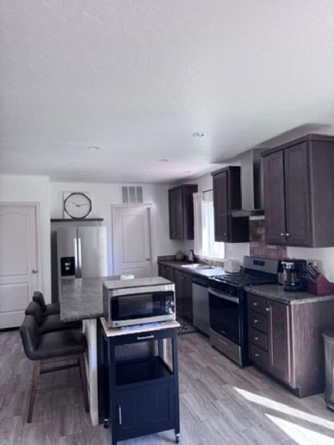 Building Photo - 41 Larkspur Ln