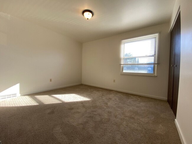 Building Photo - Beautiful Brick 2 BR Townhouse in Great Ze...