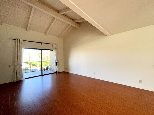 Building Photo - AVAILABLE NOW!! LOVELY - 1 Bed 1 Bath Uppe...