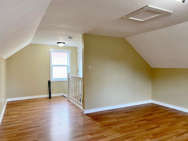 Building Photo - Updated 2 Bedroom