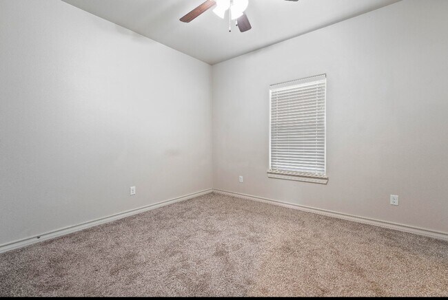 Building Photo - 4 bed 2 bath in North Pointe now available