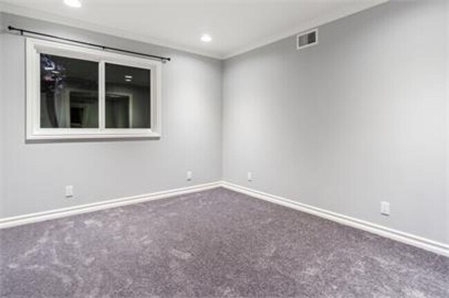 Building Photo - Large 5 bed Masterpiece Home with Back Bay...