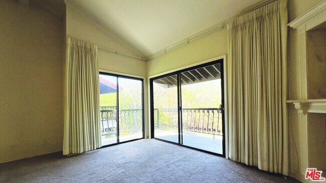 Building Photo - 1488 Palisades Dr