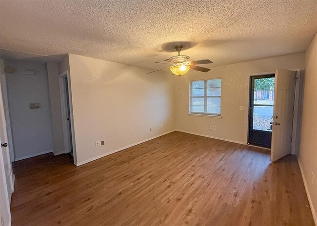 Building Photo - 733 W Perry Dr