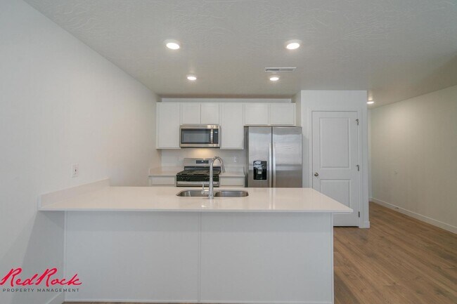 Building Photo - Dog Friendly! 3 Bedroom 2 Bathroom Townhome in Long Valley.