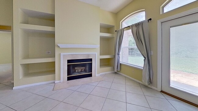 Building Photo - Welcome home - Charming 3 Bedroom in Hatton Chase!