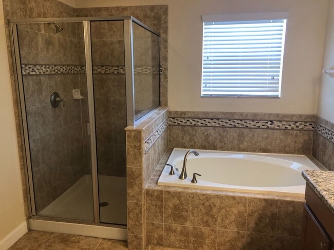 Building Photo - 3 Bedroom / 2.5 Bathroom Two Story Indepen...