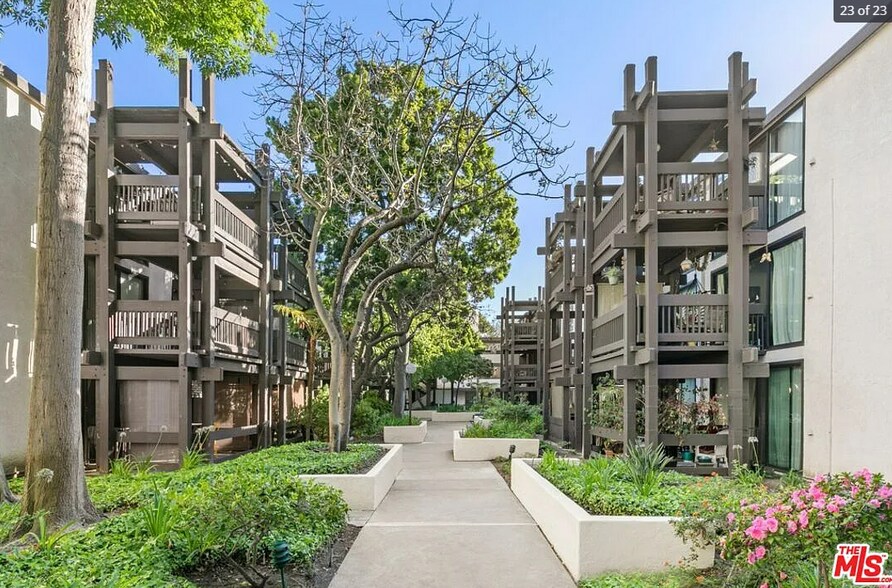 Building Photo - 8650 Gulana Ave