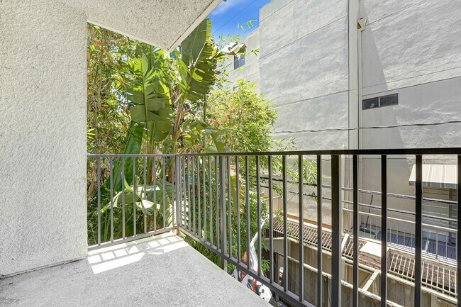 Interior Photo - 727 Westbourne