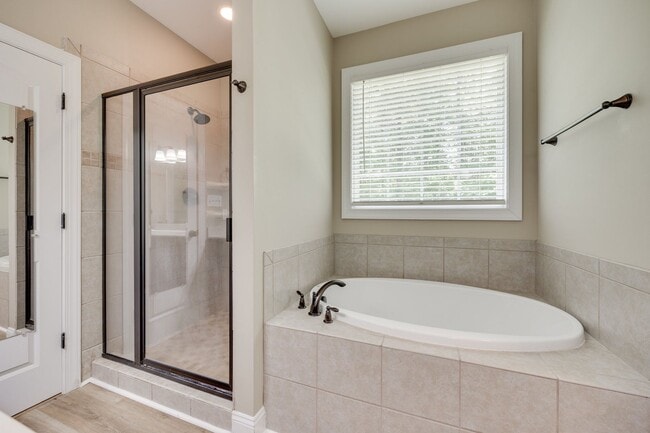 Building Photo - Beautiful 3 bedroom 2 bath Ranch with Bonu...