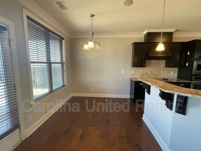 Building Photo - 344 Brentford Ave