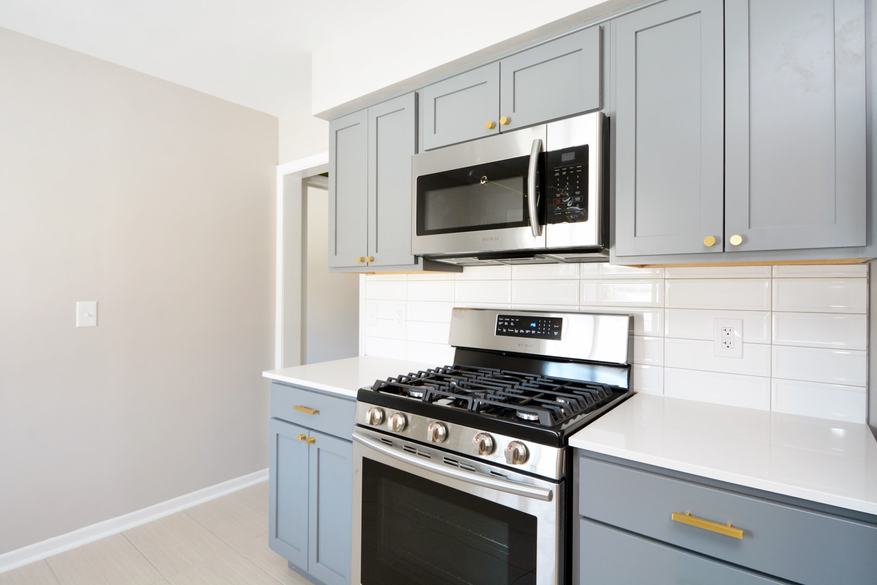 Kitchen range - newer appliances - 5204 Grandview Ln