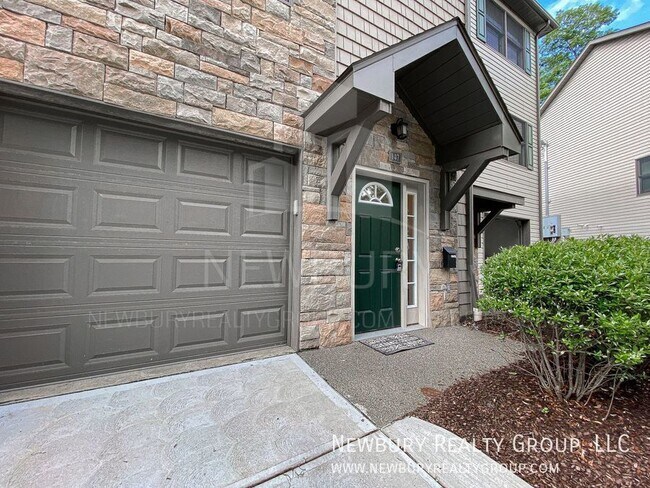 Building Photo - 147 Banksville Pl