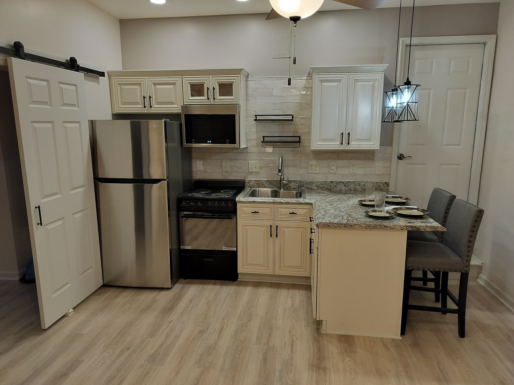 Kitchen Main-West View - 531 Hillcrest Cross Rd
