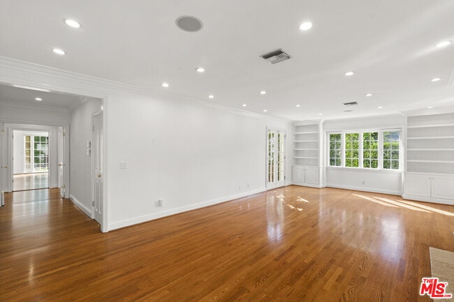 Building Photo - 1240 N Doheny Dr
