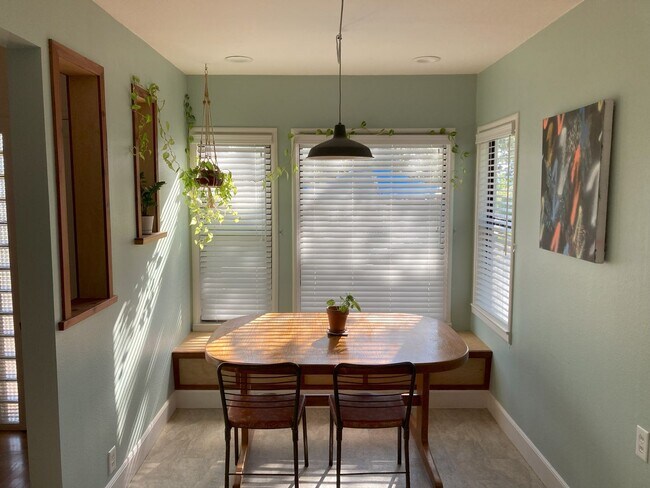 Building Photo - Beautiful Home Walking Distance To Town an...