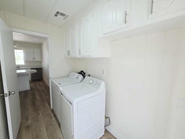Building Photo - 220 Hopi Ln