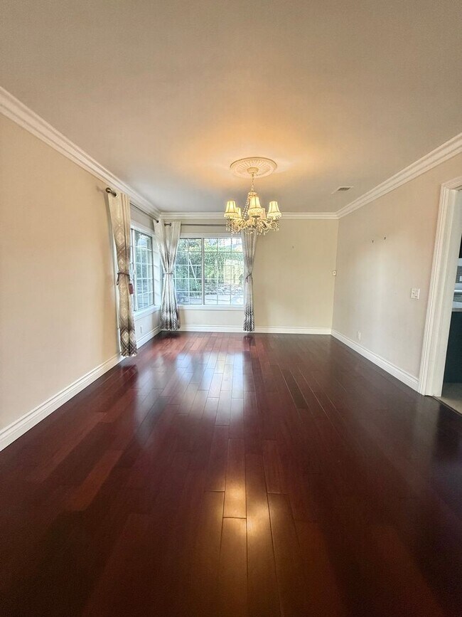 Building Photo - 5BD/4BA POOL HOME IN ALTA VISTA SOUTH | SOLAR SAVINGS | $6,500/mo