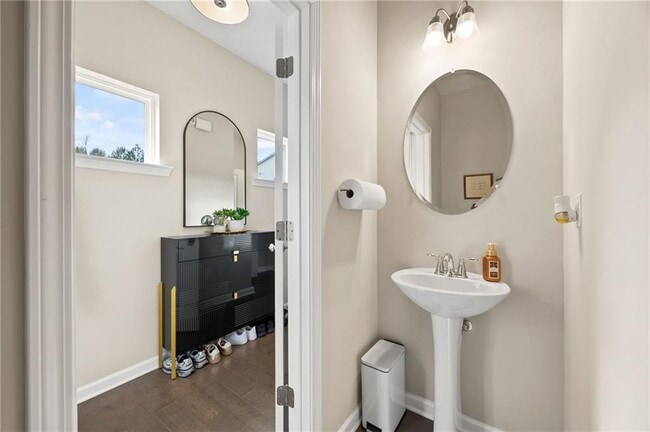 Building Photo - 5011 Longview Walk