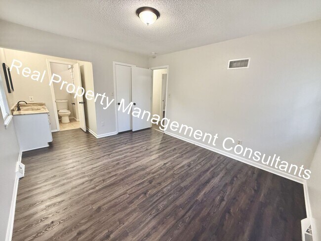 Building Photo - Beautifully Updated Split-Level Home in Blue Springs