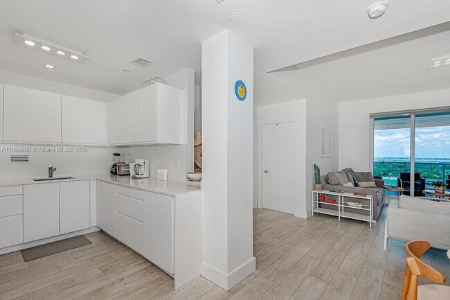 Building Photo - 2301 Collins Ave