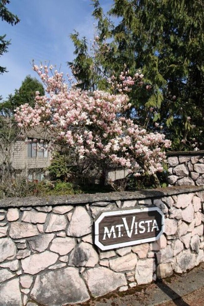 Building Photo - SPACIOUS 3+ BEDROOM SALMON CREEK/MOUNT VISTA MULTI-LEVEL HOME WITH LARGE FENCED YARD!