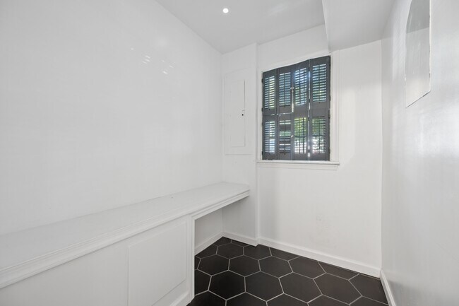 Building Photo - 1615 Colonial Way